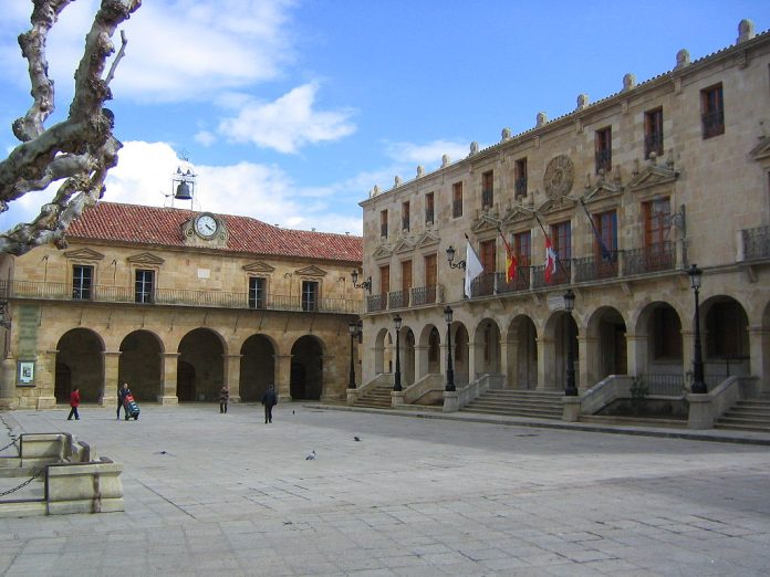 Plaza Mayor de Soria, foto de dominio público via Wikimedia Commons