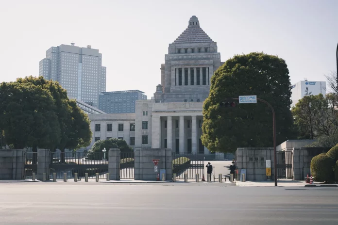 Free stock photo of 国会議事堂 seen through the driveway via Pakutaso.com